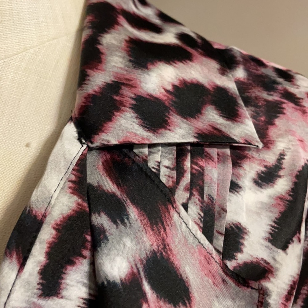 NWOT JONES NEW YORK RUFFLED / PLEATED FRONT BLOUSE. V neckline ANIMAL PRINT Sz S - Picture 7 of 12